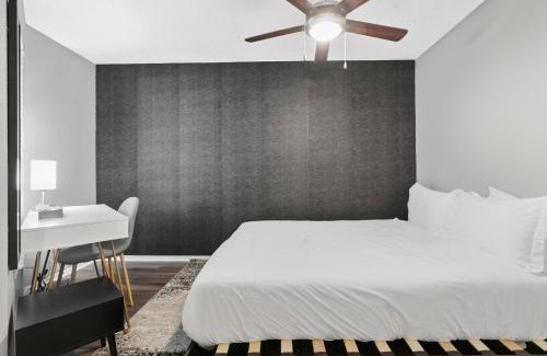 Brentwood Apartment | Fascinating Modern Luxe 1B in Austin Pool BBQ