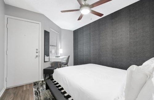 Brentwood Apartment | Fascinating Modern Luxe 1B in Austin Pool BBQ