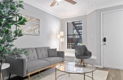 Brentwood Apartment | Fascinating Modern Luxe 1B in Austin Pool BBQ
