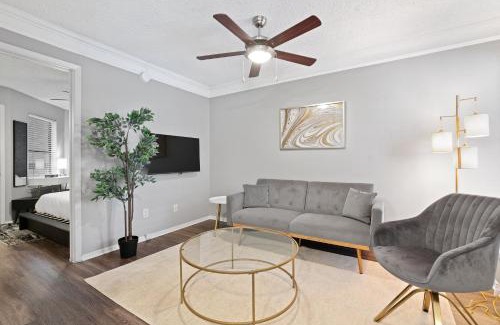 Brentwood Apartment | Fascinating Modern Luxe 1B in Austin Pool BBQ