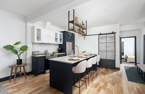 Mile End Apartment | Fashion District of MTL- 3BD 3BA+parking