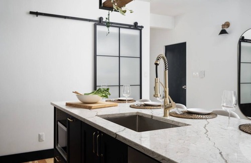 Mile End Apartment | Fashion District of MTL- 3BD 3BA+parking