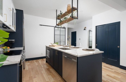 Mile End Apartment | Fashion District of MTL- 3BD 3BA+parking