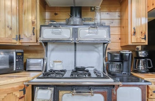 Rigby Cabin | Fast WiFi|Fly Tying|Foosball