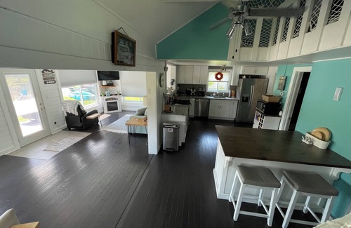 Onsted Cottage | *Faster Horses /Nascar* *Lakefront Cottage/Key West Vibe* Kayaks/Paddle Boat