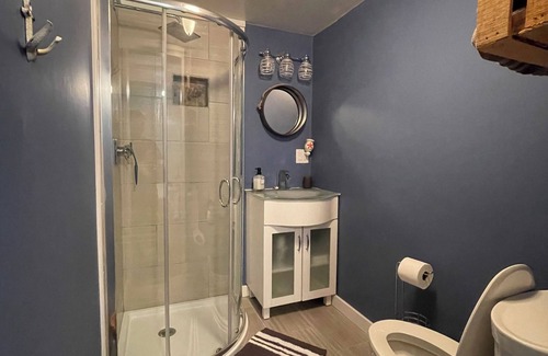 Onsted Cottage | *Faster Horses /Nascar* *Lakefront Cottage/Key West Vibe* Kayaks/Paddle Boat