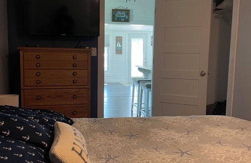 Onsted Cottage | *Faster Horses /Nascar* *Lakefront Cottage/Key West Vibe* Kayaks/Paddle Boat