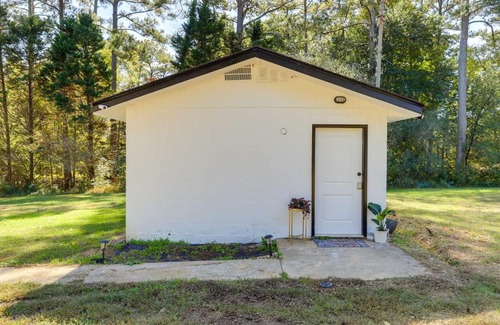 Fayetteville Apartment | Fayetteville Guest House Walk to Nature Preserve!