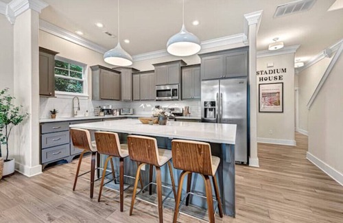 Fayetteville House | Fayetteville Home Luxury Living Walk to University of Arkansas