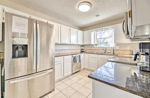 Fayetteville House | Fayetteville Home with Hot Tub about 3 Mi to U of A!