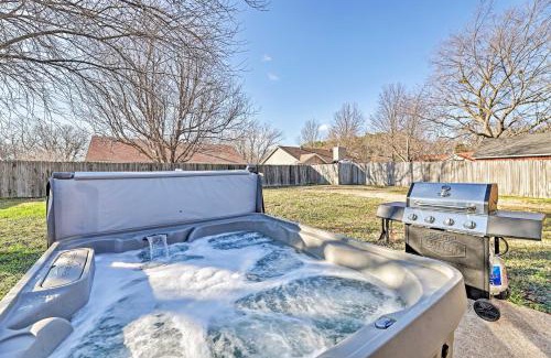 Fayetteville House | Fayetteville Home with Hot Tub about 3 Mi to U of A!
