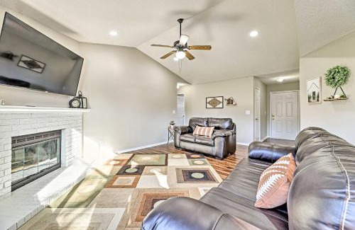 Fayetteville House | Fayetteville Home with Hot Tub about 3 Mi to U of A!