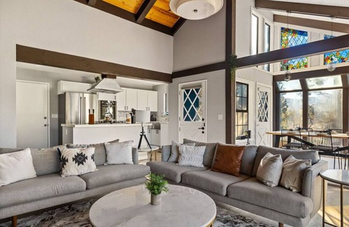 Whispering Forest House | Feather Mountain Chalet + Ski Slope Views+ Pets