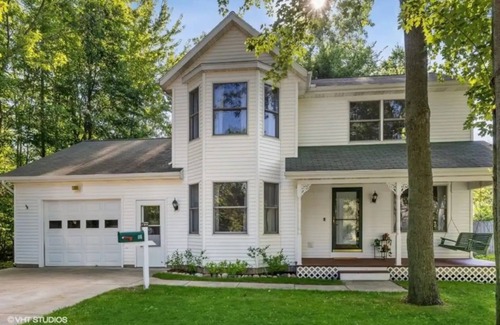 Three Oaks House | Featherbone Farmhouse- Comfy Gem 1 Block to Town. Perfect for families & groups!