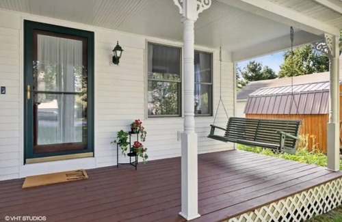 Three Oaks House | Featherbone Farmhouse- Comfy Gem 1 Block to Town. Perfect for families & groups!