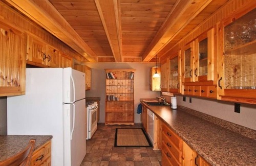 Fawnskin Cabin | FeatherNest Cabin in Fawnskin