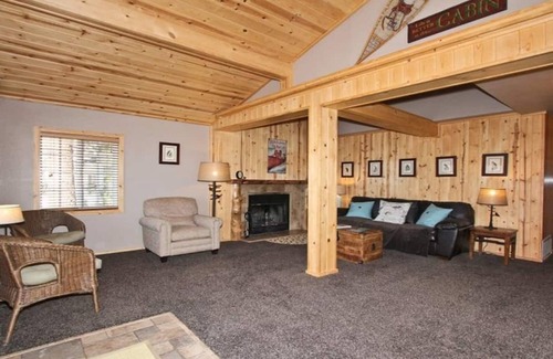Fawnskin Cabin | FeatherNest Cabin in Fawnskin