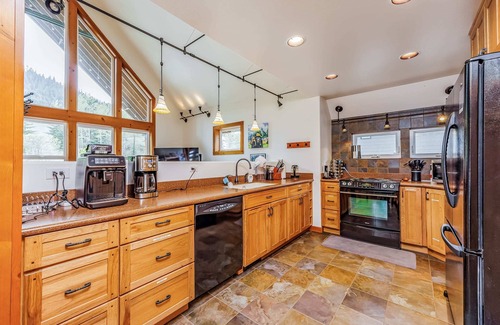 Hyak Ski Chalet | Feature: Skiing, Sledding, Snoqualmie Summit East