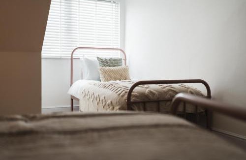 Castle Cary Apartment | Feature Stone, Stunning Apartment, 2 x King Beds and Single, Sleeps 5