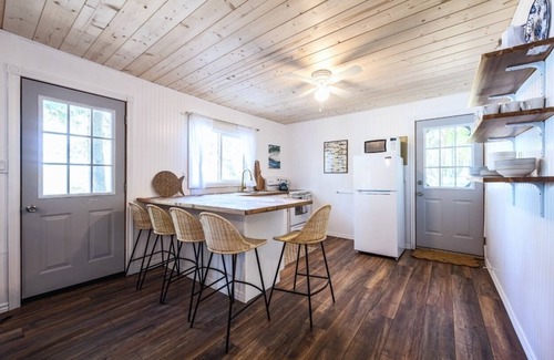 Omemee Cottage | Fee's Landing Resort - Birch View Cottage- 2BDRM