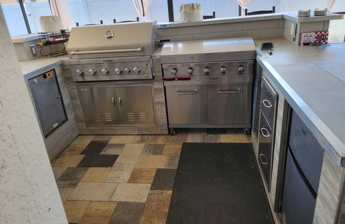 Gibsonton House | Feel like at home with big outdoor space for BBQs and Hot tub. Centrally located