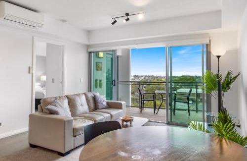 Redcliffe Apartment | Feel The Sea Breeze: 1-Bed Alfresco Dining & Pool
