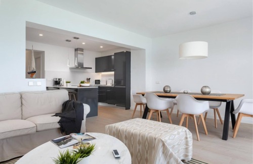 Puerto de Pollensa Apartment | Feel the sea breeze in this stylish beachfront apartment