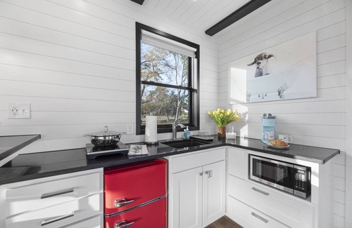 Willis Resort | Felices los 4 close to Lake Conroe! Heated Pool, Stocked Ponds, Cute Pygmy Goats