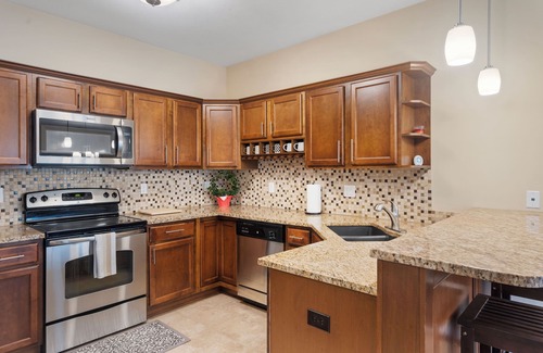 West Des Moines Condo | Felicitous Spacious Clean Safe Jordan Creek Perks W/Garage
