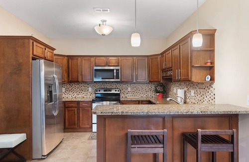 West Des Moines Condo | Felicitous Spacious Clean Safe Jordan Creek Perks W/Garage