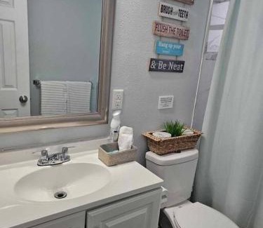 Sarasota Springs House | Fenced in With Jacuzzi Close to Siesta Key Bridge!