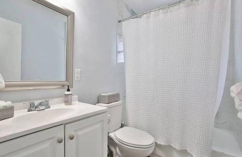 Sarasota Springs House | Fenced in With Jacuzzi Close to Siesta Key Bridge!