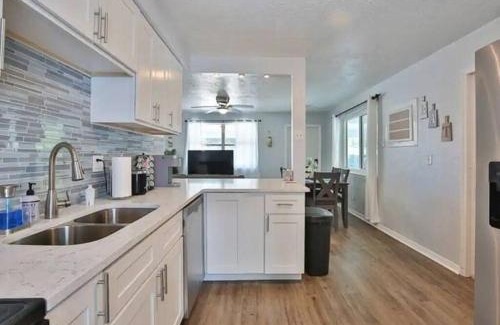 Sarasota Springs House | Fenced in With Jacuzzi Close to Siesta Key Bridge!