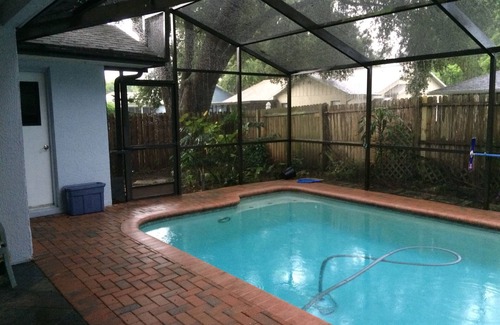 New Port Richey House | Fenced Private Heated Pool and Pet-Friendly