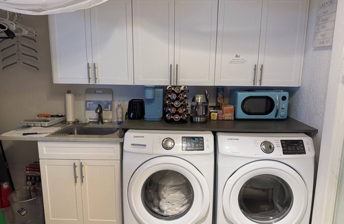 BallenIsles Apartment | Fenced Studio with private parking ,access to patio and backyard .