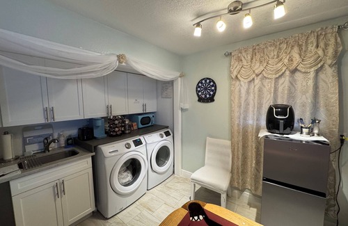 BallenIsles Apartment | Fenced Studio with private parking ,access to patio and backyard .
