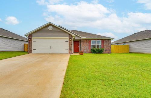 Siloam Springs House | Fenced Yard and 2 Mi to Dtwn Siloam Springs Home