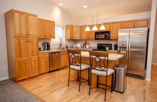 Fargo House | Fenced Yard I King I Grill I Pack 'n Play I 75" TV