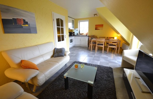 Dassow Apartment | Ferien am Meer in der Wunderschönen Albatros: mit Reetdach, Sauna und Viel Platz