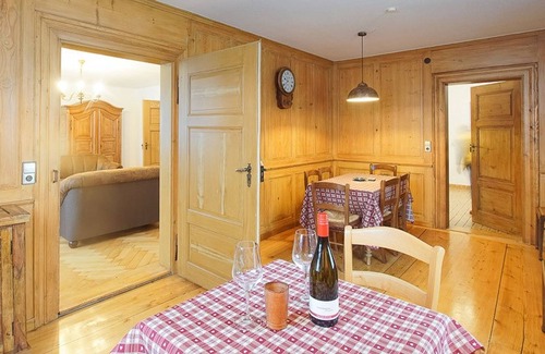 Urach House | Ferienhaus Altes Pfarrhaus, 300qm, Garten, 3 Schlafzimmer, max. 6 Personen