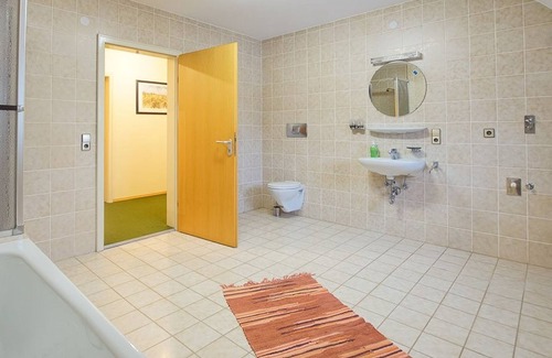 Urach House | Ferienhaus Altes Pfarrhaus, 300qm, Garten, 3 Schlafzimmer, max. 6 Personen