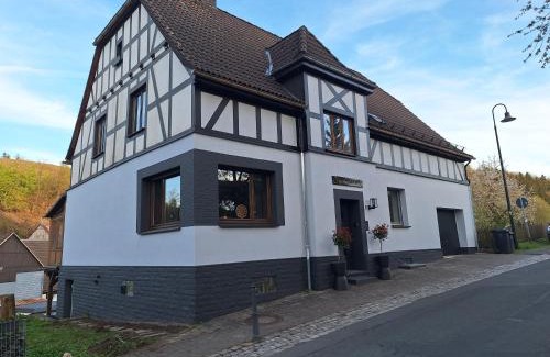 Deifeld House | Ferienhaus am Bach