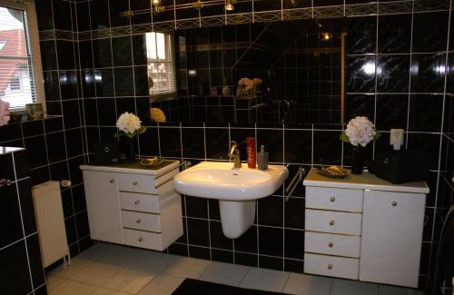 Sievershagen House | Ferienhaus Meerzeit-4SZ, 2Wohnzimmer, WLAN-8 km Warnemünde