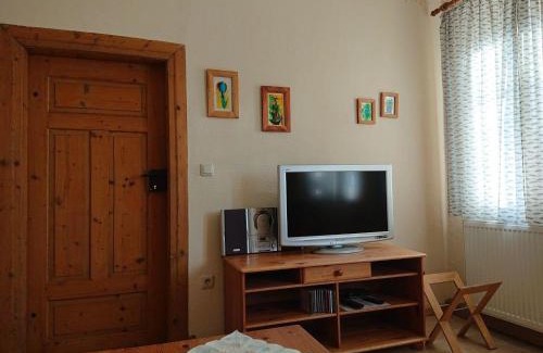 Kossern House | Ferienhaus mit Garten, Weinlaube und Aussenpool