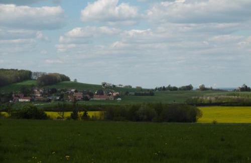 Loebau Apartment | Ferienhof mit Bergblick