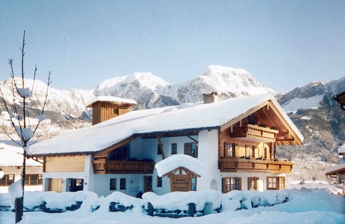 Oberschonau Apartment | Ferienwohnung Suite Silberdistel, 1 bis 2 Personen, 75 qm, 1 Schlafzimmer, 2 Bäder mit Dusche + Wanne, Kachelofen, Balkon