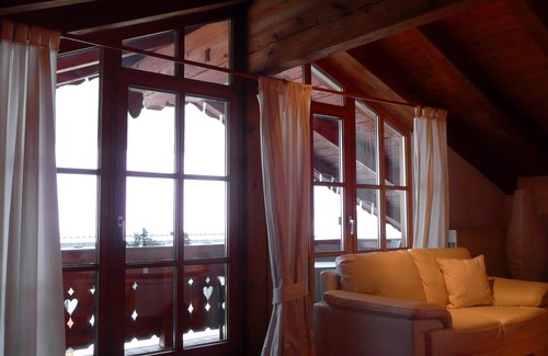 Oberschonau Apartment | Ferienwohnung Suite Silberdistel, 1 bis 2 Personen, 75 qm, 1 Schlafzimmer, 2 Bäder mit Dusche + Wanne, Kachelofen, Balkon