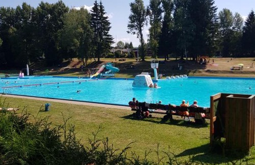 Grossbreitenbach House | Ferienwohnung am Schwimmbad