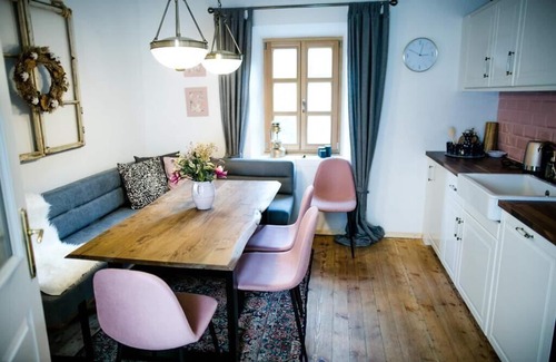 Bad Aussee Apartment | Ferienwohnung Beletage - Salzherrenhof Bad Aussee - Neueröffnung - Netflix - W-Lan