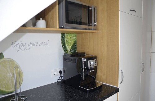 Todtnauberg Apartment | Ferienwohnung Bergnescht 1 Typ D, 85qm, drei Schlafzimmer, ein Wohnzimmer, Küche, Badezimmer, Balkon und Kachelofen
